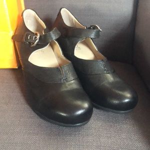 MIZ Mooz Flamingo black Mary- Jane heels 7.5 NWT